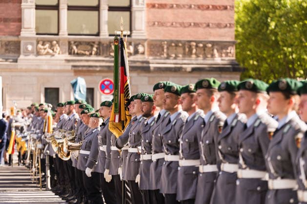 Feierliches Gelöbnis der Bundeswehr vor dem Abgeordnetenhaus von Berlin 28.05.2026, Politik, Berlin, Feierliches Gelöbnis der Bundeswehr vor dem Abgeordnetenhaus von Berlin Symbolbild, Symbol Wachbataillon mit Deutschlandflagge Berlin Abgeordnetenhaus von Berlin Berlin Deutschland *** Ceremonial pledge of the Bundeswehr in front of the Berlin House of Representatives 28 05 2026, Politics, Berlin, Ceremonial pledge of the Bundeswehr in front of the Berlin House of Representatives symbol image, symbol guard battalion with German flag Berlin Berlin House of Representatives Berlin Berlin Germany Copyright: xJamesxZabelx