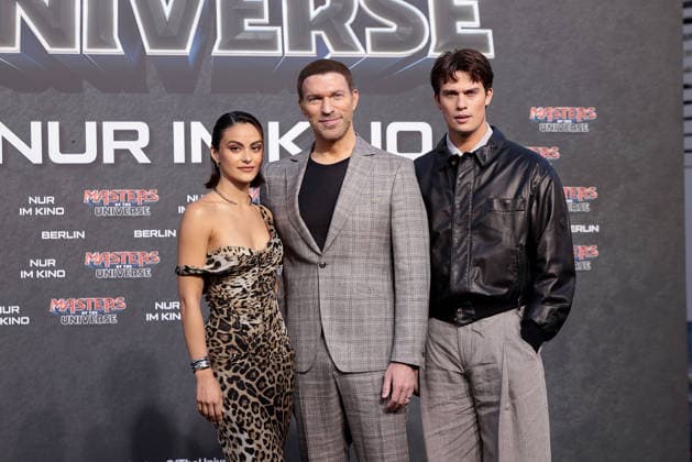 Camila Mendes, Travis Knight und Nicholas Galitzine bei der Masters Of The Universe Film Premiere im UCI Luxe am 28.05.2026 in Berlin Camila Mendes, director Travis Knight and Nicholas Galitzine attend the German Premiere of Masters Of The Universe at UCI Luxe on May 28, 2026 in Berlin, Germany Masters Of The Universe Premiere in Berlin *** Camila Mendes, Travis Knight and Nicholas Galitzine at the Masters Of The Universe Film Premiere at UCI Luxe on May 28, 2026 in Berlin Camila Mendes, director Travis Knight and Nicholas Galitzine attend the German Premiere of Masters Of The Universe at UCI Luxe on May 28, 2026 in Berlin, Germany Masters Of The Universe Premiere in Berlin 