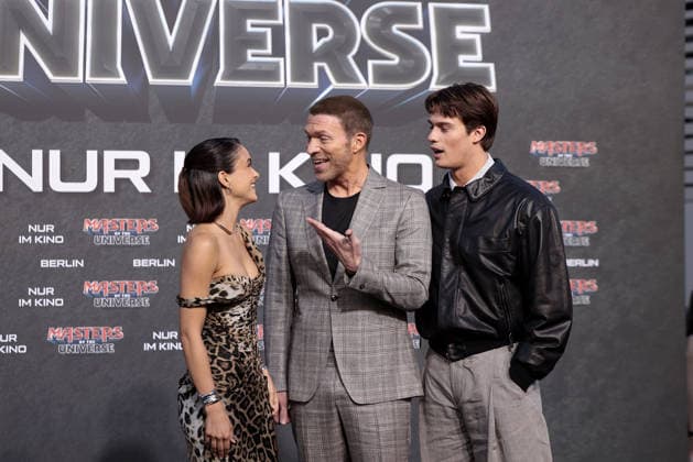 Camila Mendes, Travis Knight und Nicholas Galitzine bei der Masters Of The Universe Film Premiere im UCI Luxe am 28.05.2026 in Berlin Camila Mendes, director Travis Knight and Nicholas Galitzine attend the German Premiere of Masters Of The Universe at UCI Luxe on May 28, 2026 in Berlin, Germany Masters Of The Universe Premiere in Berlin *** Camila Mendes, Travis Knight and Nicholas Galitzine at the Masters Of The Universe Film Premiere at UCI Luxe on May 28, 2026 in Berlin Camila Mendes, director Travis Knight and Nicholas Galitzine attend the German Premiere of Masters Of The Universe at UCI Luxe on May 28, 2026 in Berlin, Germany Masters Of The Universe Premiere in Berlin 