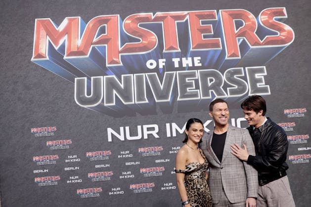 Camila Mendes, Travis Knight und Nicholas Galitzine bei der Masters Of The Universe Film Premiere im UCI Luxe am 28.05.2026 in Berlin Camila Mendes, director Travis Knight and Nicholas Galitzine attend the German Premiere of Masters Of The Universe at UCI Luxe on May 28, 2026 in Berlin, Germany Masters Of The Universe Premiere in Berlin *** Camila Mendes, Travis Knight and Nicholas Galitzine at the Masters Of The Universe Film Premiere at UCI Luxe on May 28, 2026 in Berlin Camila Mendes, director Travis Knight and Nicholas Galitzine attend the German Premiere of Masters Of The Universe at UCI Luxe on May 28, 2026 in Berlin, Germany Masters Of The Universe Premiere in Berlin 