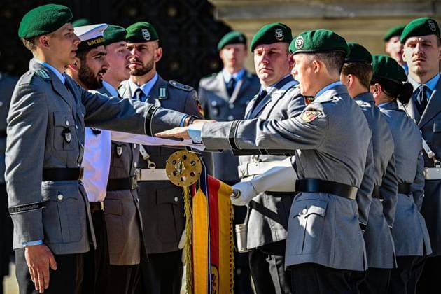 Feierliches Gelöbnis vor dem Abgeordnetenhaus von Berlin ** NUR FÜR REDAKTIONELLE ZWECKE ** EDITORIAL USE ONLY **<p>Feierliches Gelöbnis vor dem Abgeordnetenhaus von Berlin, Rekrutinnen und Rekruten des Wachbataillons der Bundeswehr leisten den Eid auf die Truppenfahne bei dem feierlichen Gelöbnis mit militärischem Zeremoniell vor dem Berliner Abgeordnetenhaus, fotografiert am 28.05.2026 in Berlin. Berlin Berlin Berlin Copyright: MaurizioxGambarini Copyright: MaurizioxGambarini doc861n18nkfxx1k9f5qsrs ,EDITORIAL USE ONLY