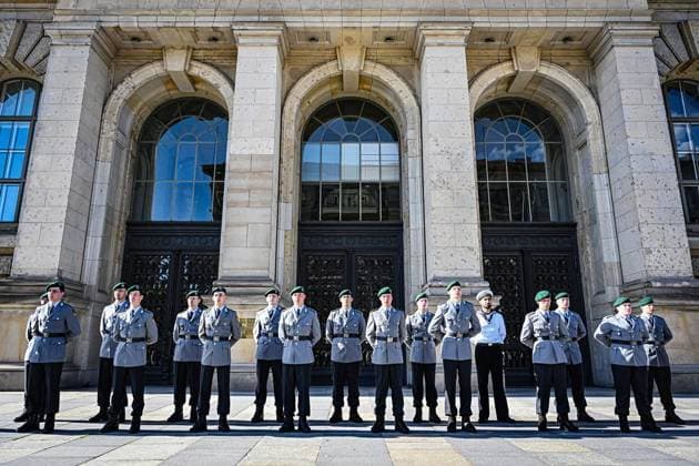 Feierliches Gelöbnis vor dem Abgeordnetenhaus von Berlin ** NUR FÜR REDAKTIONELLE ZWECKE ** EDITORIAL USE ONLY **<p>Feierliches Gelöbnis vor dem Abgeordnetenhaus von Berlin, Rekrutinnen und Rekruten des Wachbataillons der Bundeswehr leisten den Eid auf die Truppenfahne bei dem feierlichen Gelöbnis mit militärischem Zeremoniell vor dem Berliner Abgeordnetenhaus, fotografiert am 28.05.2026 in Berlin. Berlin Berlin Berlin Copyright: MaurizioxGambarini Copyright: MaurizioxGambarini doc861n18waekl1kpn3jbqe ,EDITORIAL USE ONLY
