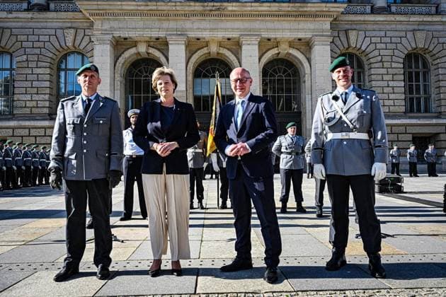 Feierliches Gelöbnis vor dem Abgeordnetenhaus von Berlin ** NUR FÜR REDAKTIONELLE ZWECKE ** EDITORIAL USE ONLY **<p>Oberstleutnant Maik Teichgräber (l-r), Kommandeur Wachbataillon BMVg, Kai Wegner (CDU), Regierender Bürgermeister von Berlin, und Cornelia Seibeld (CDU), Präsidentin des Abgeordnetenhauses von Berlin, schreiten die Formation ab bei dem feierlichen Gelöbnis von 30 Rekrutinnen und Rekruten des Wachbataillons der Bundeswehr mit militärischem Zeremoniell vor dem Berliner Abgeordnetenhaus, fotografiert am 28.05.2026 in Berlin. Berlin Berlin Berlin Copyright: MaurizioxGambarini *** Ceremonial swearing-in in front of the Berlin House of Representatives FOR EDITORIAL PURPOSES ONLY p Lieutenant Colonel Maik Teichgräber l r , Com Copyright: MaurizioxGambarini doc861n253hxat19lmmsbq8 ,EDITORIAL USE ONLY