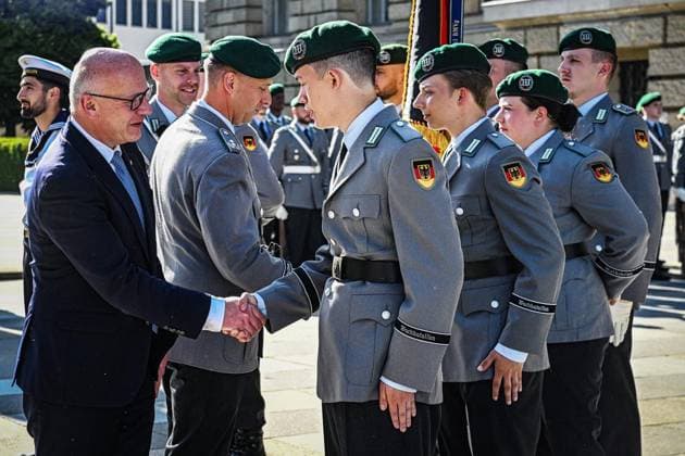 Feierliches Gelöbnis vor dem Abgeordnetenhaus von Berlin ** NUR FÜR REDAKTIONELLE ZWECKE ** EDITORIAL USE ONLY **<p>Kai Wegner (CDU), Regierender Bürgermeister von Berlin schreitet die Formation ab bei dem feierlichen Gelöbnis von 30 Rekrutinnen und Rekruten des Wachbataillons der Bundeswehr mit militärischem Zeremoniell vor dem Berliner Abgeordnetenhaus, fotografiert am 28.05.2026 in Berlin. Berlin Berlin Berlin Copyright: MaurizioxGambarini *** Solemn swearing-in ceremony in front of the Berlin House of Representatives FOR EDITORIAL PURPOSES ONLY p Kai Wegner CDU , Governing Mayor of Berlin walks down the formation at the ceremonial swearing-in of 30 recruits of the Guard Battalion of the German Armed Forces with military ceremonial Copyright: MaurizioxGambarini doc861n314j7iv19nqm8bee ,EDITORIAL USE ONLY