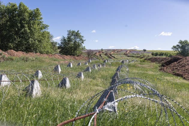 Ukrainian forces construct defensive lines in Donetsk Region DONETSK OBLAST, UKRAINE - MAY 28: Soldiers of the 23rd Engineer and Reconnaissance Regiment construct defensive fortifications in Donetsk Oblast, Ukraine, on May 28, 2026. Diego Herrera Carcedo Anadolu Donets ka Oblast Ukraine. Editorial use only. Please get in touch for any other usage.  Copyright: x2026xAnadoluxDiegoxHerreraxCarcedox
