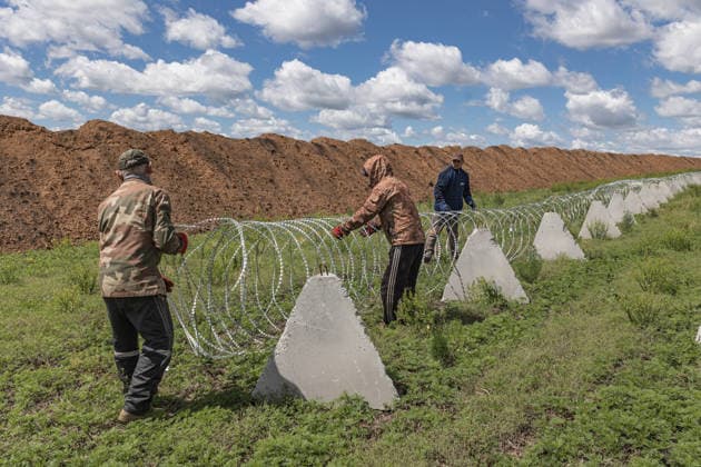 Ukrainian forces construct defensive lines in Donetsk Region DONETSK OBLAST, UKRAINE - MAY 28: Soldiers of the 23rd Engineer and Reconnaissance Regiment construct defensive fortifications in Donetsk Oblast, Ukraine, on May 28, 2026. Diego Herrera Carcedo Anadolu Donets ka Oblast Ukraine. Editorial use only. Please get in touch for any other usage.  Copyright: x2026xAnadoluxDiegoxHerreraxCarcedox