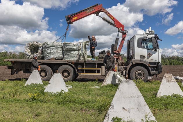 Ukrainian forces construct defensive lines in Donetsk Region DONETSK OBLAST, UKRAINE - MAY 28: Soldiers of the 23rd Engineer and Reconnaissance Regiment construct defensive fortifications in Donetsk Oblast, Ukraine, on May 28, 2026. Diego Herrera Carcedo Anadolu Donets ka Oblast Ukraine. Editorial use only. Please get in touch for any other usage.  Copyright: x2026xAnadoluxDiegoxHerreraxCarcedox