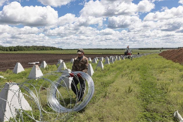 Ukrainian forces construct defensive lines in Donetsk Region DONETSK OBLAST, UKRAINE - MAY 28: Soldiers of the 23rd Engineer and Reconnaissance Regiment construct defensive fortifications in Donetsk Oblast, Ukraine, on May 28, 2026. Diego Herrera Carcedo Anadolu Donets ka Oblast Ukraine. Editorial use only. Please get in touch for any other usage.  Copyright: x2026xAnadoluxDiegoxHerreraxCarcedox