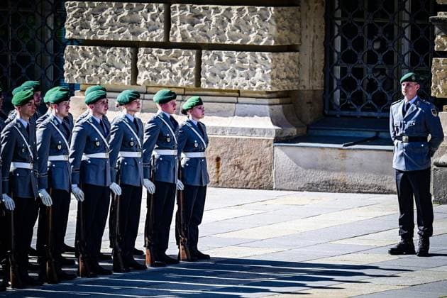 Feierliches Gelöbnis vor dem Abgeordnetenhaus von Berlin ** NUR FÜR REDAKTIONELLE ZWECKE ** EDITORIAL USE ONLY **<p>Feierliches Gelöbnis vor dem Abgeordnetenhaus von Berlin, Rekrutinnen und Rekruten des Wachbataillons der Bundeswehr leisten den Eid auf die Truppenfahne bei dem feierlichen Gelöbnis mit militärischem Zeremoniell vor dem Berliner Abgeordnetenhaus, fotografiert am 28.05.2026 in Berlin. Berlin Berlin Berlin Copyright: MaurizioxGambarini *** Ceremonial pledge in front of the Berlin House of Representatives FOR EDITORIAL PURPOSES ONLY EDITORIAL USE ONLY p Ceremonial pledge in front of the Berlin House of Representatives, recruits of the guard battalion of the Bundeswehr take the oath on the troop flag at the ceremonial pledge Copyright: MaurizioxGambarini doc861n7p4fo9tqb5patf9 ,EDITORIAL USE ONLY