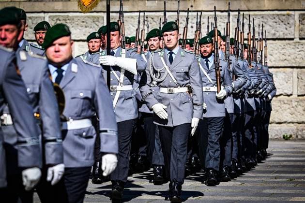 Feierliches Gelöbnis vor dem Abgeordnetenhaus von Berlin ** NUR FÜR REDAKTIONELLE ZWECKE ** EDITORIAL USE ONLY **<p>Feierliches Gelöbnis vor dem Abgeordnetenhaus von Berlin, Rekrutinnen und Rekruten des Wachbataillons der Bundeswehr leisten den Eid auf die Truppenfahne bei dem feierlichen Gelöbnis mit militärischem Zeremoniell vor dem Berliner Abgeordnetenhaus, fotografiert am 28.05.2026 in Berlin. Berlin Berlin Berlin Copyright: MaurizioxGambarini *** Ceremonial pledge in front of the Berlin House of Representatives FOR EDITORIAL PURPOSES ONLY EDITORIAL USE ONLY p Ceremonial pledge in front of the Berlin House of Representatives, recruits of the guard battalion of the Bundeswehr take the oath on the troop flag at the ceremonial pledge Copyright: MaurizioxGambarini doc861nf2chx3b9bfs9bq8 ,EDITORIAL USE ONLY