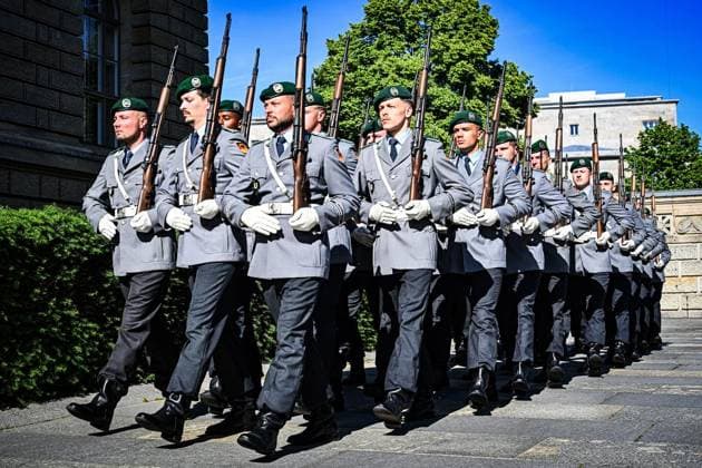 Feierliches Gelöbnis vor dem Abgeordnetenhaus von Berlin ** NUR FÜR REDAKTIONELLE ZWECKE ** EDITORIAL USE ONLY **<p>Feierliches Gelöbnis vor dem Abgeordnetenhaus von Berlin, Rekrutinnen und Rekruten des Wachbataillons der Bundeswehr leisten den Eid auf die Truppenfahne bei dem feierlichen Gelöbnis mit militärischem Zeremoniell vor dem Berliner Abgeordnetenhaus, fotografiert am 28.05.2026 in Berlin. Berlin Berlin Berlin Copyright: MaurizioxGambarini *** Ceremonial pledge in front of the Berlin House of Representatives FOR EDITORIAL PURPOSES ONLY EDITORIAL USE ONLY p Ceremonial pledge in front of the Berlin House of Representatives, recruits of the guard battalion of the Bundeswehr take the oath on the troop flag at the ceremonial pledge Copyright: MaurizioxGambarini doc861nf2r4d1g14sh40bi4 ,EDITORIAL USE ONLY