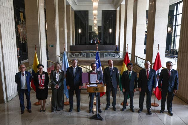 Countries aligned with the Shield of the Americas sign a joint SANTIAGO, CHILE - MAY 28 - Chilean Foreign Minister Francisco Perez Mackenna, center, displays the signing of the Santiago Regional Commitment, alongside foreign ministers and security ministers from Argentina, Peru, Bolivia, and Ecuador, in Santiago, Chile on May 28, 2026. High-ranking officials from Latin American nations ideologically aligned with the Shield of the Americas summit organized by Donald Trump signed the Santiago Regional Commitment to develop a joint action plan to combat organized crime. Lucas Aguayo Araos Anadolu Santiago Chile. Editorial use only. Please get in touch for any other usage.  Copyright: x2026xAnadoluxLucasxAguayoxAraosx