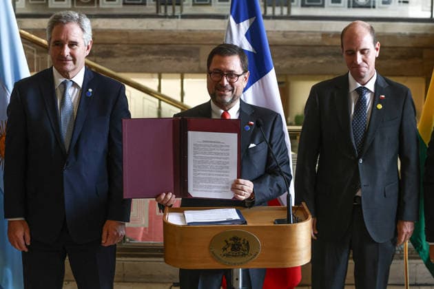 Countries aligned with the Shield of the Americas sign a joint SANTIAGO, CHILE - MAY 28 - Chilean Foreign Minister Francisco Perez Mackenna, center, displays the signing of the Santiago Regional Commitment, alongside foreign ministers and security ministers from Argentina, Peru, Bolivia, and Ecuador, in Santiago, Chile on May 28, 2026. High-ranking officials from Latin American nations ideologically aligned with the Shield of the Americas summit organized by Donald Trump signed the Santiago Regional Commitment to develop a joint action plan to combat organized crime. Lucas Aguayo Araos Anadolu Santiago Chile. Editorial use only. Please get in touch for any other usage.  Copyright: x2026xAnadoluxLucasxAguayoxAraosx