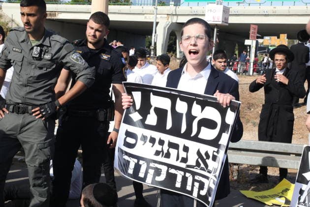 Haredi Jews protest military conscription in Bnei Brak TEL AVIV, ISRAEL - MAY 28: Ultra-Orthodox Jews (Haredim) block a main road and disrupt traffic during a protest against military conscription notices sent to yeshiva students in the Bnei Brak area near Tel Aviv, Israel, on May 28, 2026. Israeli police intervene as demonstrators protest the lack of a legal arrangement exempting Torah school students from mandatory military service. Gideon Markowicz Anadolu Tel Aviv Israel. Editorial use only. Please get in touch for any other usage.  Copyright: x2026xAnadoluxGideonxMarkowiczx