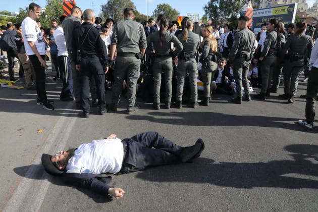 Haredi Jews protest military conscription in Bnei Brak TEL AVIV, ISRAEL - MAY 28: Ultra-Orthodox Jews (Haredim) block a main road and disrupt traffic during a protest against military conscription notices sent to yeshiva students in the Bnei Brak area near Tel Aviv, Israel, on May 28, 2026. Israeli police intervene as demonstrators protest the lack of a legal arrangement exempting Torah school students from mandatory military service. Gideon Markowicz Anadolu Tel Aviv Israel. Editorial use only. Please get in touch for any other usage.  Copyright: x2026xAnadoluxGideonxMarkowiczx