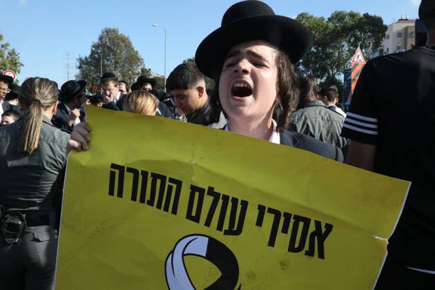 Haredi Jews protest military conscription in Bnei Brak TEL AVIV, ISRAEL - MAY 28: Ultra-Orthodox Jews (Haredim) block a main road and disrupt traffic during a protest against military conscription notices sent to yeshiva students in the Bnei Brak area near Tel Aviv, Israel, on May 28, 2026. Israeli police intervene as demonstrators protest the lack of a legal arrangement exempting Torah school students from mandatory military service. Gideon Markowicz Anadolu Tel Aviv Israel. Editorial use only. Please get in touch for any other usage.  Copyright: x2026xAnadoluxGideonxMarkowiczx