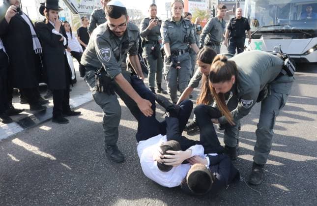 Haredi Jews protest military conscription in Bnei Brak TEL AVIV, ISRAEL - MAY 28: Ultra-Orthodox Jews (Haredim) block a main road and disrupt traffic during a protest against military conscription notices sent to yeshiva students in the Bnei Brak area near Tel Aviv, Israel, on May 28, 2026. Israeli police intervene as demonstrators protest the lack of a legal arrangement exempting Torah school students from mandatory military service. Gideon Markowicz Anadolu Tel Aviv Israel. Editorial use only. Please get in touch for any other usage.  Copyright: x2026xAnadoluxGideonxMarkowiczx