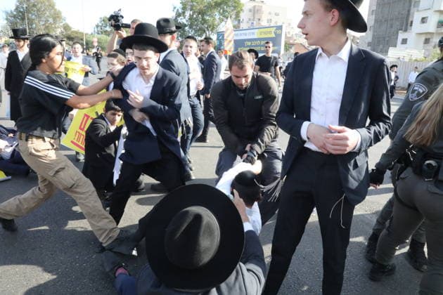 Haredi Jews protest military conscription in Bnei Brak TEL AVIV, ISRAEL - MAY 28: Ultra-Orthodox Jews (Haredim) block a main road and disrupt traffic during a protest against military conscription notices sent to yeshiva students in the Bnei Brak area near Tel Aviv, Israel, on May 28, 2026. Israeli police intervene as demonstrators protest the lack of a legal arrangement exempting Torah school students from mandatory military service. Gideon Markowicz Anadolu Tel Aviv Israel. Editorial use only. Please get in touch for any other usage.  Copyright: x2026xAnadoluxGideonxMarkowiczx
