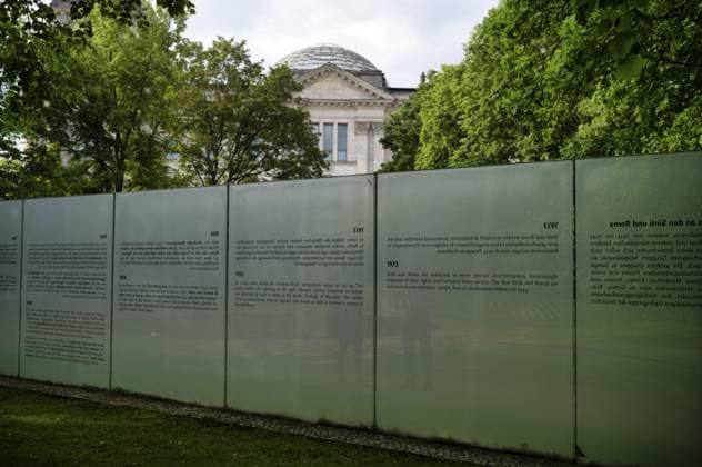 Gedenkstätte, Mahnmal, Denkmal für die unter dem Nationalsozialismus ermordeten Sinti und Roma Europas von Dani Karavan, dahinter Reichstagsgebäude, Reichstag, Berlin, Deutschland Berlin, Deutschland Memorial, memorial, memorial to the Sinti and Roma of Europe murdered under National Socialism by Dani Karavan, behind it Reichstag building, Reichstag, Berlin, Germany Berlin, Germany Copyright: imageBROKER MichaelxWeber iblimw17880392.jpg