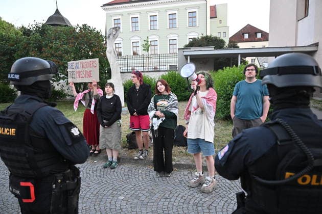 The situation in front of the District Court in Pardubice, where a custody hearing is underway with a man accused of intentionally setting fire to the LPP Holding hall, 28 May 2026, Pardubice, Czech Republic. Several supporters, including girls, came to support the detainee in front of the court building with Palestinian scarves and banners. Criminal investigators are accusing him of the crime of a terrorist attack and participation in a terrorist group. According to earlier reports, police have detained ten people in connection with this case. A fire broke out on March 20 in the production hall of the LPP Holding arms factory in Pardubice. The Earthquake Faction alleged anti-Israel group claimed responsibility for the fire. The group state  CTKPhotoP2026052809238