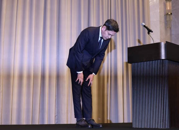 Starbucks schließt in Südkorea temporär alle Filialen, Archivbilder RECORD DATE NOT STATED KOR: Shinsegae Chairman Chung Yong-jin Bows in Apology Over Tank Day Scandal South Korean Shinsegae Group Chairman Chung Yong-jin speaks during a press conference at the Josun Palace hotel in Gangnam-gu, Seoul, South Korea on May 26, 2026. Chairman Chung Yong-jin delivers a national apology and announces the findings of an internal investigation into Starbucks Korea s controversial Tank Day marketing campaign, which sparked public outrage for allegedly defaming the May 18 Democratization Movement and democracy activist Park Jong-chul, amid escalating boycotts and political backlash. (EYEPRESS Lee yong-ho) Seoul South Korea EDITORIAL USE ONLY  Copyright: xx 16:35:44+09:00 Yong-hoxLeex eyepress127213