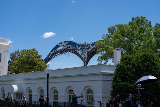 May 28, 2026, Washington, Dc, United States: Work continues on the UFC fight stage on the South Lawn of the White House on May 28, 2026. Washington United States - ZUMAl312 20260528_znp_l312_034 Copyright: xAndrewxLeydenx