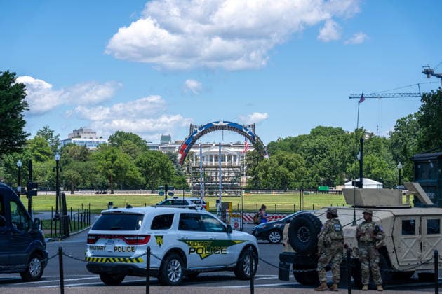 May 28, 2026, Washington, Dc, United States: Work continues on the UFC fight stage on the South Lawn of the White House on May 28, 2026. Washington United States - ZUMAl312 20260528_znp_l312_030 Copyright: xAndrewxLeydenx