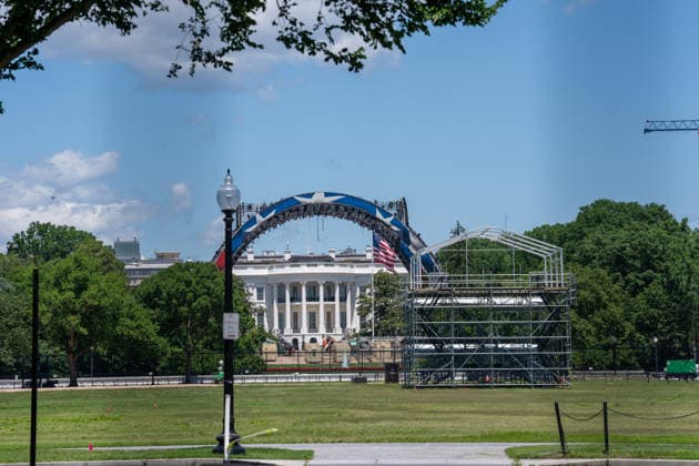 May 28, 2026, Washington, Dc, United States: Work continues on the UFC fight stage on the South Lawn of the White House on May 28, 2026. Washington United States - ZUMAl312 20260528_znp_l312_032 Copyright: xAndrewxLeydenx