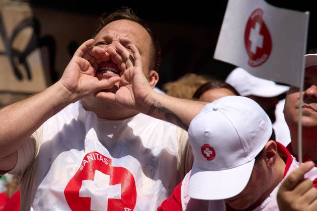 Romanian Healthcare Workers Rage - Pay Law Project Raises High State Officials Salaries as Theirs Drop, Bucharest, Romania Bucharest, Romania. 28th May, 2026: Around 100 healthcare workers, members of the SANITAS union, protest in front of the Ministry of Labour against the draft public sector pay law, which would freeze or even reduce their incomes while increasing salaries for senior state officials. Bucharest Romania Copyright: xLucianxAlecux