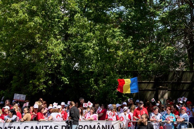 Romanian Healthcare Workers Rage - Pay Law Project Raises High State Officials Salaries as Theirs Drop, Bucharest, Romania Bucharest, Romania. 28th May, 2026: Around 100 healthcare workers, members of the SANITAS union, protest in front of the Ministry of Labour against the draft public sector pay law, which would freeze or even reduce their incomes while increasing salaries for senior state officials. Bucharest Romania Copyright: xLucianxAlecux