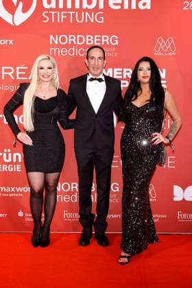 Reality-Show-Darstellerin Daniela Katzenberger, Gastgeber und Mediziner Dr. Afschin Fatemi und ihre Mutter TV-Darstellerin Iris Klein auf der Spendengala der Umbrella-Stiftung von Dr. Afschin Fatemi im Hyatt Regency Düsseldorf. Düsseldorf, 28.05.2026 NRW Deutschland *** Reality show actress Daniela Katzenberger, host and physician Dr. Afschin Fatemi and her mother TV actress Iris Klein at the fundraising gala of Dr. Afschin Fatemis Umbrella Foundation at the Hyatt Regency Düsseldorf Düsseldorf, 28 05 2026 NRW Germany Copyright: xChristophxHardtx