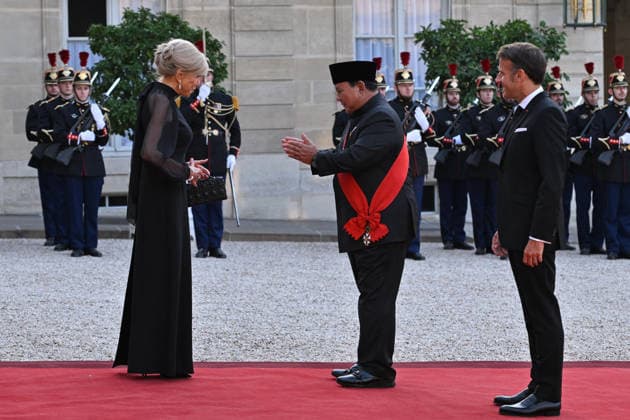 Emmanuel and Brigitte Macron welcome Prabowo Subianto for a state dinner at the Elysee FA French President Emmanuel Macron and French First Lady Brigitte Macron welcome President of the Republic of Indonesia Prabowo Subianto for a state dinner as part of Indonesia s President s visit at The Elysee Presidential Palace in Paris on May 28, 2026. Photo by Firas Abdullah ABACAPRESS.COM Paris Ile-de-France France  Copyright: xAbdullahxFiras ABACAx