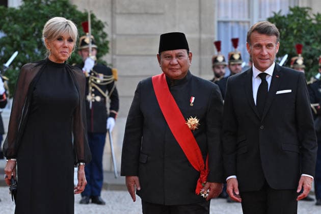 Emmanuel and Brigitte Macron welcome Prabowo Subianto for a state dinner at the Elysee FA French President Emmanuel Macron and French First Lady Brigitte Macron welcome President of the Republic of Indonesia Prabowo Subianto for a state dinner as part of Indonesia s President s visit at The Elysee Presidential Palace in Paris on May 28, 2026. Photo by Firas Abdullah ABACAPRESS.COM Paris Ile-de-France France  Copyright: xAbdullahxFiras ABACAx