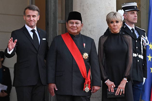 Emmanuel and Brigitte Macron welcome Prabowo Subianto for a state dinner at the Elysee FA French President Emmanuel Macron and French First Lady Brigitte Macron welcome President of the Republic of Indonesia Prabowo Subianto for a state dinner as part of Indonesia s President s visit at The Elysee Presidential Palace in Paris on May 28, 2026. Photo by Firas Abdullah ABACAPRESS.COM Paris Ile-de-France France  Copyright: xAbdullahxFiras ABACAx