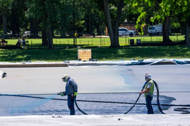 May 28, 2026, Washington, District of Columbia, USA: Workers at the Lincoln Memorial Reflecting Pool continue to apply sealant as part of the pools renovation. Washington USA - ZUMAl312 20260528_znp_l312_025 Copyright: xAndrewxLeydenx