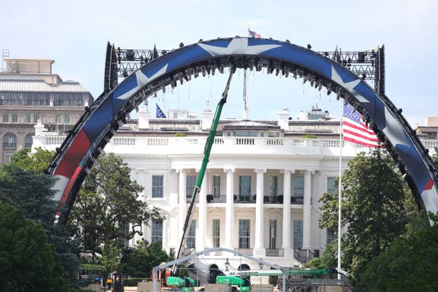 WASHINGTON, D.C. MAY 28: Workers complete the UFC arch for UFC Freedom 250 at the White House in Washington DC on May 28, 2026. Copyright: xmpi34x