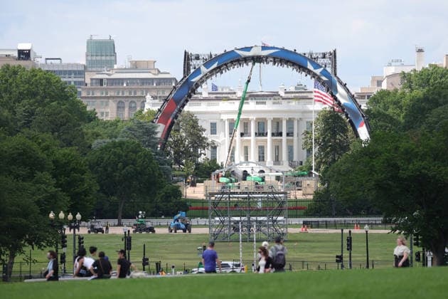 WASHINGTON, D.C. MAY 28: Workers complete the UFC arch for UFC Freedom 250 at the White House in Washington DC on May 28, 2026. Copyright: xmpi34x