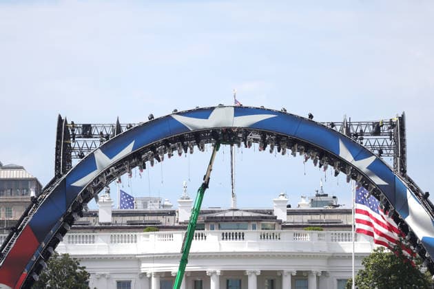 WASHINGTON, D.C. MAY 28: Workers complete the UFC arch for UFC Freedom 250 at the White House in Washington DC on May 28, 2026. Copyright: xmpi34x