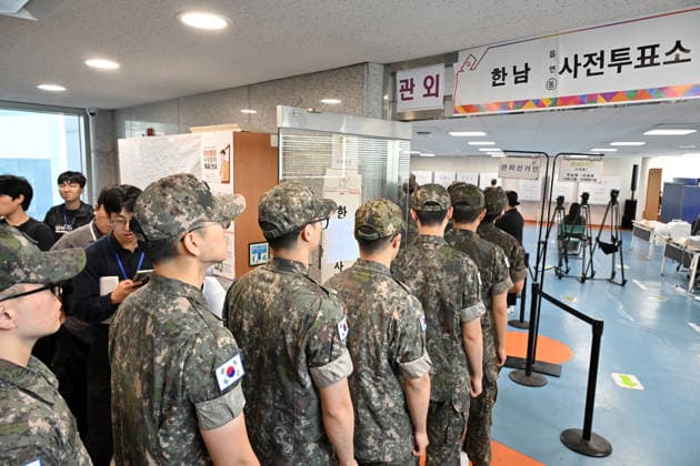 Soldiers early voting Soldiers early voting Soldiers wait in line to cast early votes at a polling station in the central Seoul district of Yongsan on May 29, 2026, ahead of the June 3 local elections. (Yonhap) 2026-05-29 09:17:36 < 1980-2026 YONHAPNEWS AGENCY. .> ¼­¿ïÆ¯º°½Ã EDITORIAL USE ONLY  Copyright: xx PYH2026052904170031500 YonhapxNewsx yonphotos252781