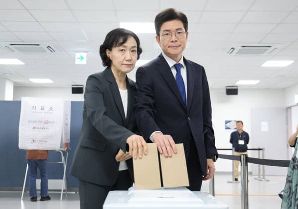 Seoul mayoral candidate s early voting Seoul mayoral candidate s early voting Seoul mayoral candidate Chong Won-o (R) of the ruling Democratic Party and his wife Moon Hye-jung cast their early votes at a polling station in Jung Ward, central Seoul, on May 29, 2026, ahead of the June 3 local elections. (Pool photo) (Yonhap) 2026-05-29 09:30:55 < 1980-2026 YONHAPNEWS AGENCY. .> ¼­¿ïÆ¯º°½Ã EDITORIAL USE ONLY  Copyright: xx PYH2026052904590031500 YonhapxNewsx yonphotos252782