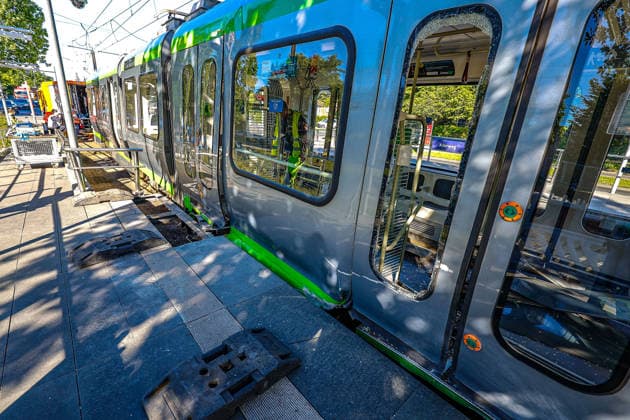 Aufwendige Bergung der zerstörten Stadtbahnen nach Kollision Der etwa 40 Tonnen schwere TW 6000 (Linie 13) prallte ducrh die Kollision gegen die Bahnsteigkante, die daraufhin zerstört wurde. Hannover Haltestelle Allerweg Niedersachsen, Region Hannover Germany *** Complex recovery of the destroyed light rail vehicles after collision The approximately 40-ton TW 6000 line 13 collided with the platform edge, which was then destroyed Hanover stop Allerweg Lower Saxony, Hanover region Germany