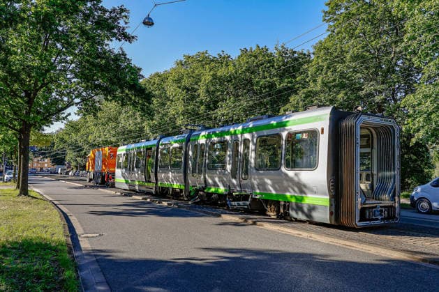 Aufwendige Bergung der zerstörten Stadtbahnen nach Kollision Lose und durch den Aufprall gegen den Bahnsteig beschädigte Karrosserieteile am TW 6000 werden für das Abschleppen gesichert. Hannover Auestraße Niedersachsen, Region Hannover Germany *** Complex recovery of the destroyed light rail vehicles after collision Loose body parts on TW 6000 damaged by the impact against the platform are secured for towing Hannover Auestraße Lower Saxony, Hannover Region Germany