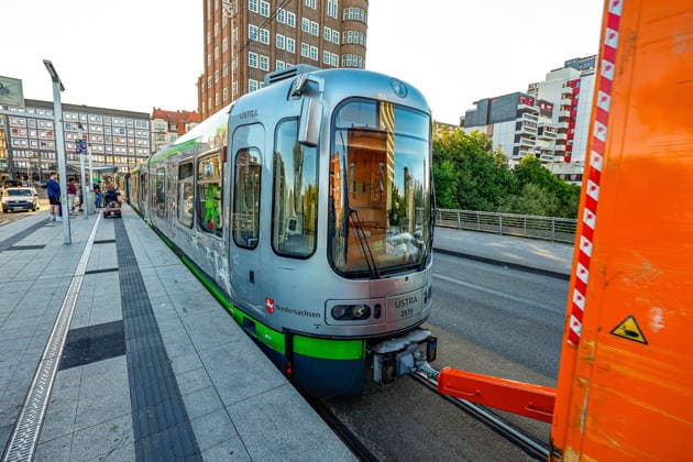 Aufwendige Bergung der zerstörten Stadtbahnen nach Kollision Der Konvoi fährt im Schrittempo über das Gegengleis der Haltestelle Schwarzer Bär zum Betreibshof Glocksee. Hannover Haltestelle Schwärzer Bär Niedersachsen, Region Hannover Germany *** Complex recovery of the destroyed light rail vehicles after collision The convoy travels at walking pace across the opposite track from the Schwarzer Bär stop to the Glocksee Hanover depot Schwärzer Bär stop Lower Saxony, Hanover region Germany