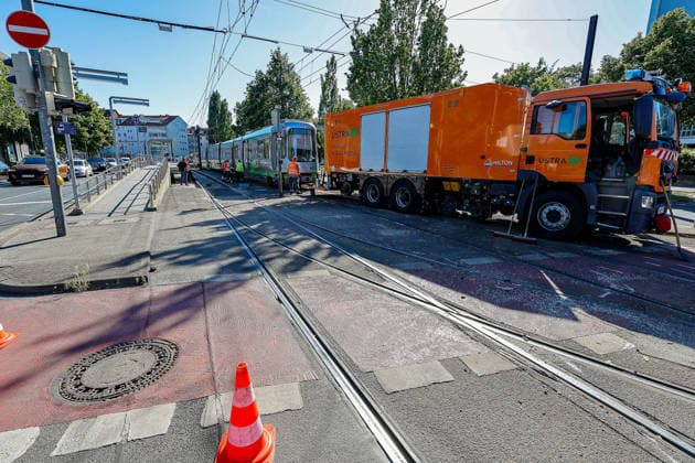 Aufwendige Bergung der zerstörten Stadtbahnen nach Kollision Eingleisen eines Fahrgestells des TW 6000 (Linie 13 Richtung Hemmingen) mit Hilfe hydraulischer Stempel. Das Unfall-Hilfsfahrzeug der Üstra ist im Einsatz Hannover Haltestelle Allerweg Niedersachsen, Region Hannover Germany *** Complex recovery of the destroyed light rail vehicles after a collision Railing of a chassis of the TW 6000 line 13 towards Hemmingen with the help of hydraulic rams The Üstra accident assistance vehicle is in use Hanover stop Allerweg Lower Saxony, Hanover region Germany