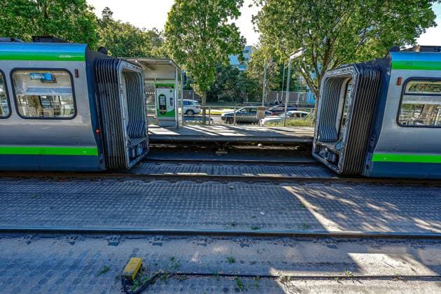 Aufwendige Bergung der zerstörten Stadtbahnen nach Kollision Die vier Zugteile wurden in der Mitte abgekoppelt. Beide hinteren Zugteile wurden vom Unfall-Hilfefahrzeug der Üstra abgeschleppe. Die beiden vorderen Zugteile konnten per temporären Steuerstand hinterher gefahren werden. Hannover Haltestelle Allerweg Niedersachsen, Region Hannover Germany *** Complex recovery of the destroyed light rail vehicles after collision The four train sections were uncoupled in the middle Both rear train sections were towed away by the Üstra accident assistance vehicle The two front train sections could be driven behind using a temporary control stand Hanover Allerweg stop Lower Saxony, Hanover region Germany