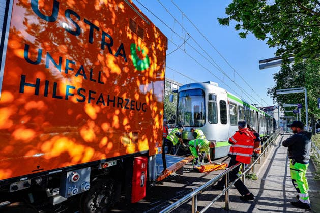 Aufwendige Bergung der zerstörten Stadtbahnen nach Kollision Der TW 6000 der Linie 13 ist an das Unfall-Hilfefahrzeug zum Abschleppen angekoppelt worden. Hannover Haltestelle Allerweg Niedersachsen, Region Hannover Germany *** Complex recovery of the destroyed light rail vehicles after collision The TW 6000 of line 13 has been coupled to the accident assistance vehicle for towing Hanover stop Allerweg Lower Saxony, Hanover region Germany