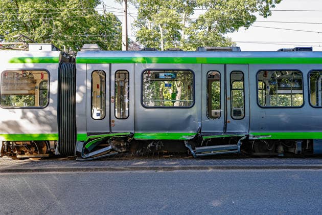 Aufwendige Bergung der zerstörten Stadtbahnen nach Kollision Lose und durch den Aufprall gegen den Bahnsteig beschädigte Karrosserieteile am TW 6000 werden für das Abschleppen gesichert. Hannover Auestraße Niedersachsen, Region Hannover Germany *** Complex recovery of the destroyed light rail vehicles after collision Loose body parts on TW 6000 damaged by the impact against the platform are secured for towing Hannover Auestraße Lower Saxony, Hannover Region Germany