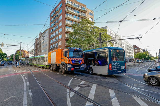 Aufwendige Bergung der zerstörten Stadtbahnen nach Kollision Der Konvoi fährt im Schrittempo über das Gegengleis zum Betreibshof Glocksee. Hilfsfahrzeuge sperren den Einmündungsbereich Hannover Einmündung Schwarzer Bär Falke Niedersachsen, Region Hannover Germany *** Complex recovery of the destroyed light rail vehicles after collision The convoy travels at walking pace across the opposite track to the Glocksee depot Auxiliary vehicles block the junction area Hanover junction Schwarzer Bär Falke Lower Saxony, Hanover region Germany