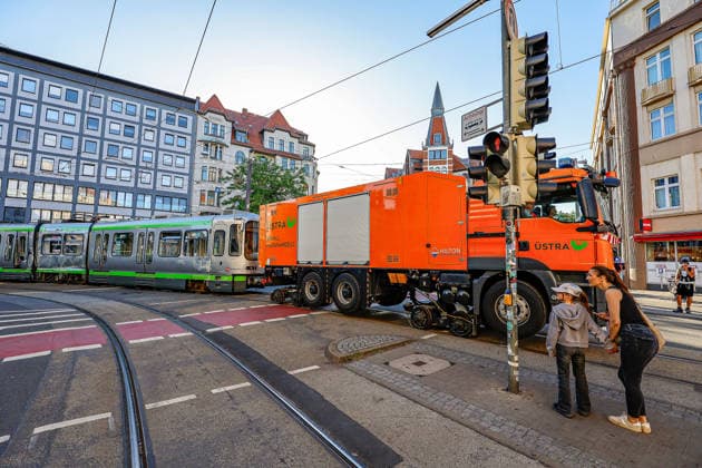 Aufwendige Bergung der zerstörten Stadtbahnen nach Kollision Der Konvoi fährt im Schrittempo über das Gegengleis zum Betreibshof Glocksee. Hilfsfahrzeuge sperren den Einmündungsbereich Hannover Einmündung Schwarzer Bär Falke Niedersachsen, Region Hannover Germany *** Complex recovery of the destroyed light rail vehicles after collision The convoy travels at walking pace across the opposite track to the Glocksee depot Auxiliary vehicles block the junction area Hanover junction Schwarzer Bär Falke Lower Saxony, Hanover region Germany