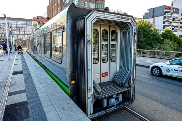 Aufwendige Bergung der zerstörten Stadtbahnen nach Kollision Die beiden vorderen Wagen des TW 6000 werden mit einem temporären Steuerstand hinter der Tür gefahren. Hannover Haltestelle Schwärzer Bär Niedersachsen, Region Hannover Germany *** Complex recovery of the destroyed light rail vehicles after collision The two front cars of the TW 6000 are driven with a temporary control stand behind the door Hanover stop Schwärzer Bär Lower Saxony, Hanover region Germany